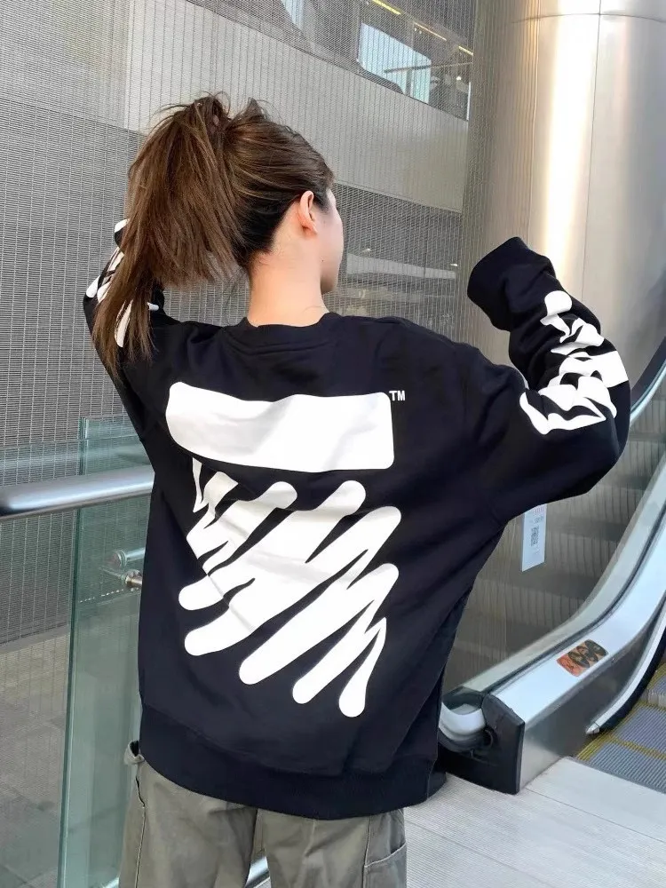 ♻️💯Upper body reference model picture❤️Top version OFF-WHITE OW black and white graffiti brush wave pattern zebra crossing ECG men's and women's loose T-shirt men's and women's same style round neck sweatshirt After the ECG series, the tiger stripe pattern appears again. This may be another simple and luxurious new model after the merger with LV. Awesome black and white color scheme, new artistic derivation of signature elements, and simple fashion style is remarkable. Small dropped shoulders, slightly wide style, suitable for both men and women.  Imported glue technology, extremely strong. 21 brand new washable collar label tags, customized one to one. The fabric is 480g double-ply double-yarn terry fabric, which is full of drape and smooth to the touch. A must-have for fall and winter!  Color: Black Size: XS-L P:360